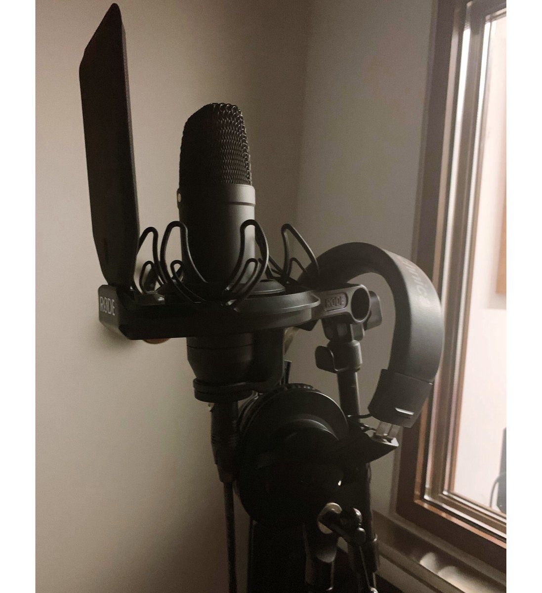 DelmarJustine's tweet photo. I don't feel at home just anywhere! but whenever I am behind the microphone 🎙 I tend to feel at home 🏠 thank you Kaya for your continued patience 💛 https://t.co/WORMmjekAN