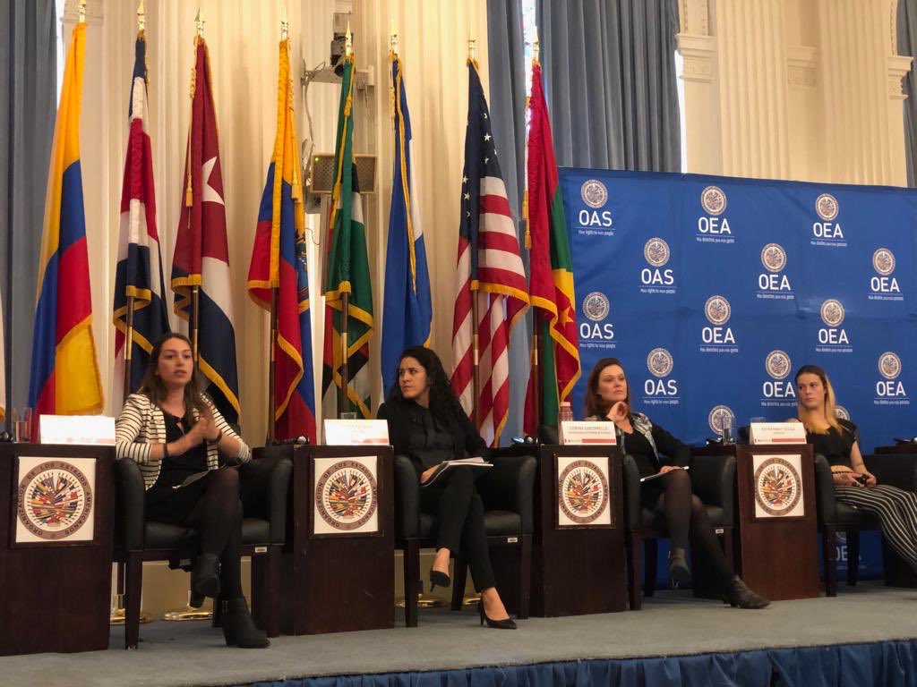 OEA_SegPublica's tweet photo. En lanzamiento del Reporte #NiñezQueCuenta de @CIMOEA, Pier de Luca (@OEA_Seguridad) señala q en los últimos 10 años la tasa de mujeres encarceladas en las Américas aumentó un 50%, frente al 20% d hombres: Somos la región con mayores tasas de encarcelamiento d mujeres en el mundo https://t.co/KGcDco3cnx