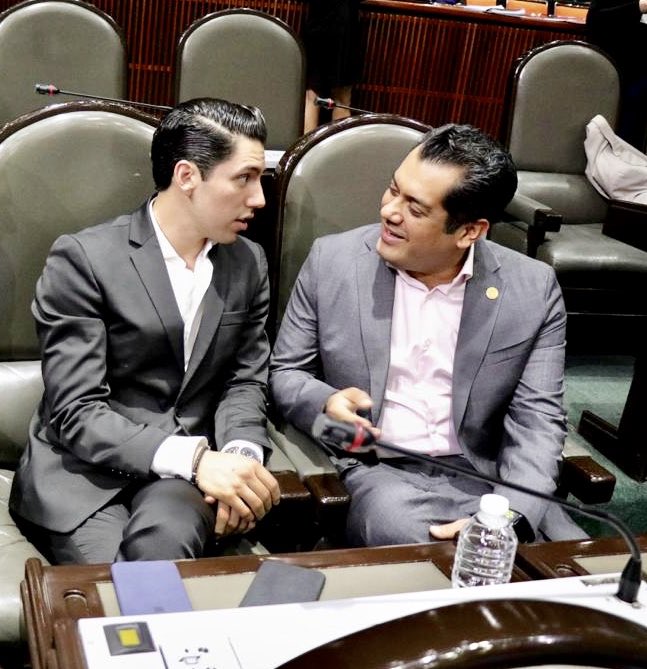 Sergeluna_S's tweet image. 🎥 Gracias a @PacoPalaniR por la entrevista de hoy, que próximamente se transmitirá por @sintesis_tv en el programa "Charlando con...".
Un gusto haberlos recibido en la @Mx_Diputados.