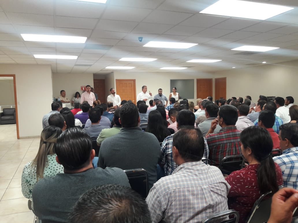 fsaracho10's tweet photo. En #Torreón con mucho entusiasmo y orden el equipo de @SIDSCoahuila trabaja para que los programas del Gobernador @mrikelme lleguen a quienes más los necesitan y fortalezcan a las familias de #Coahuila. 
Con trabajo coordinado #FuerteCoahuilaEs https://t.co/0nJzmdpqR3