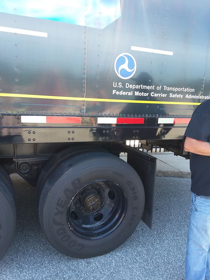 Hippie459MN's tweet photo. Hey @FMCSA, whats up with this? You show up to a show in Palm Coast FL on 4-27-2019 looking like this? Better put your own equipment out of service and write yourself a ticket. Shame on you! But im sure you're above us and will let it slide. @OOIDA @TheTonyJustice #eldorme https://t.co/4LCHWunKgD