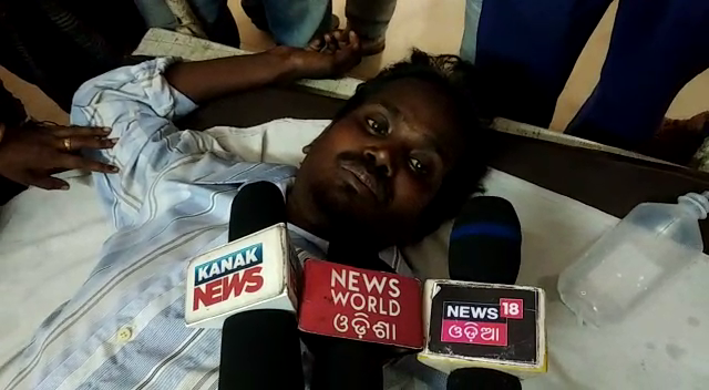 News18Odia's tweet photo. #BhadrakUpdate ୨ ଗୁରୁତର ଅସୁସ୍ଥ କଟକ ବଡ଼ ମେଡିକାଲକୁ ସ୍ଥାନାନ୍ତରିତ, 
ଅନ୍ୟ ୧୦ ଗୁରୁତର ଅସୁସ୍ଥ ଭଦ୍ରକ ମୁଖ୍ୟ ଡାକ୍ତରଖାନାରେ ଭର୍ତ୍ତି, ଘଟଣା ପ୍ରତିବାଦରେ ପୀରହାଟରେ ଟାୟାର ଜାଳି ଉତ୍ତ୍ୟକ୍ତଙ୍କ ରାସ୍ତାରୋକ, ଭଦ୍ରକ ହସ୍ପିଟାଲରେ ଘଟଣାର ସମୀକ୍ଷା କଲେ ଜିଲ୍ଲାପାଳ ଜ୍ଞାନ ଦାସ  #Odisha https://t.co/jsaC1nzHox