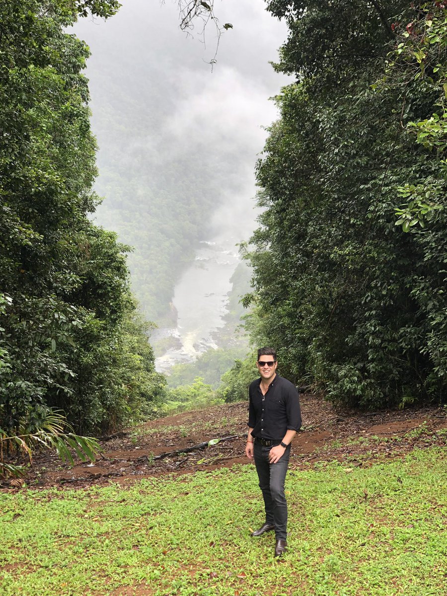Fantastic to meet the dedicated team at Startup Tablelands today! 

Truly passionate about advancing their region within the innovation space. Whuy wouldn’t you! Look at that view. 

#ClintonBegg #atherton <a href="/AdvanceQld/">Advance Queensland</a> <a href="/katejonesqld/">Kate Jones</a> <a href="/starttablelands/">Startup Tablelands</a> @CouncilTRC <a href="/sbxr/">Steve Baxter (Winston Smith - let's not go there)</a>
