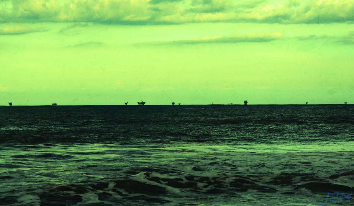 Jorgeprofessor1's tweet photo. Petróleo - Extração - Oceano Atlântico - Foz do Rio Sergipe - Aracaju - Sergipe - Brasil #brasil #sergipe #aracaju #riosergipe #foz #fozdoriosergipe #extracao #petroleo
Nikon D5200 - f/8 - 1/160 s - ISO 100 - 52 mm https://t.co/E4xfl8RXeF