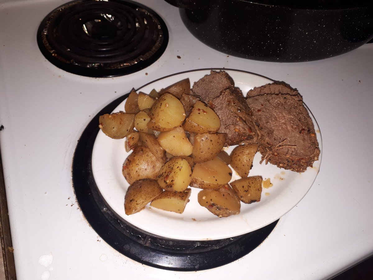 HuskerFox's tweet photo. And dinner is served.
Tonight's dinner spiced roast beef & potatoes.
#FursThatCook https://t.co/BEPSN56t2b