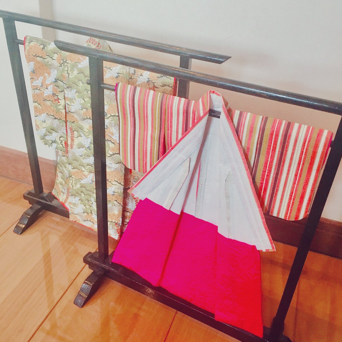 指先の魔術師 Ar Twitter 衣紋掛けまで手作りしちゃうおじいちゃん 最高 ミニチュア 衣紋掛け 着物 創拡 平成最後に自分の代表作を貼る ペーパークラフト おじいちゃんの作品