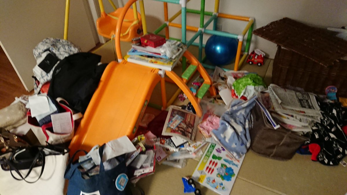 cinq7_rhythm's tweet photo. 臭いものにフタをした！(見えないとこに持って行っただけ)で、片付けられていない。
#うちのバカ嫁
#片付け
#ゴミ https://t.co/5kItDPNM4y