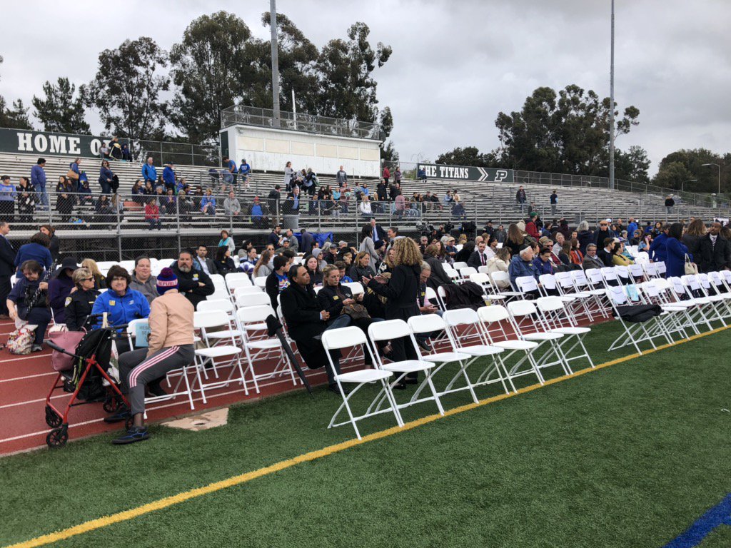 AmandaShotsky's tweet photo. #Powaylove The community is gathering @PowayHighTitans for a vigil in the wake of the Chabad shooting @News8 https://t.co/apatYKG2i2