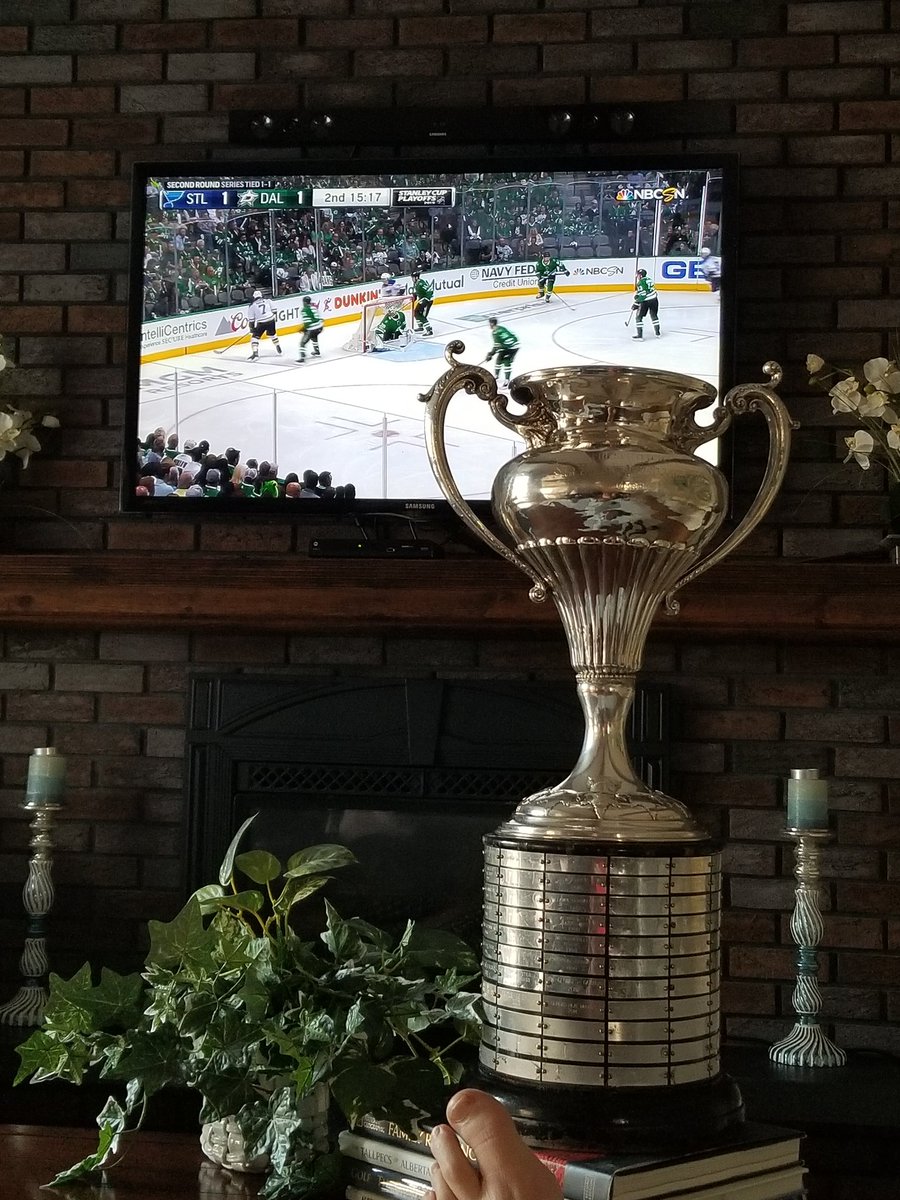 A welcome distraction... won't be asking Sir H Montagu Allan to move. #canadianhockeyhistory #2019VikingPojectsAllanCup @LacombeGenerals