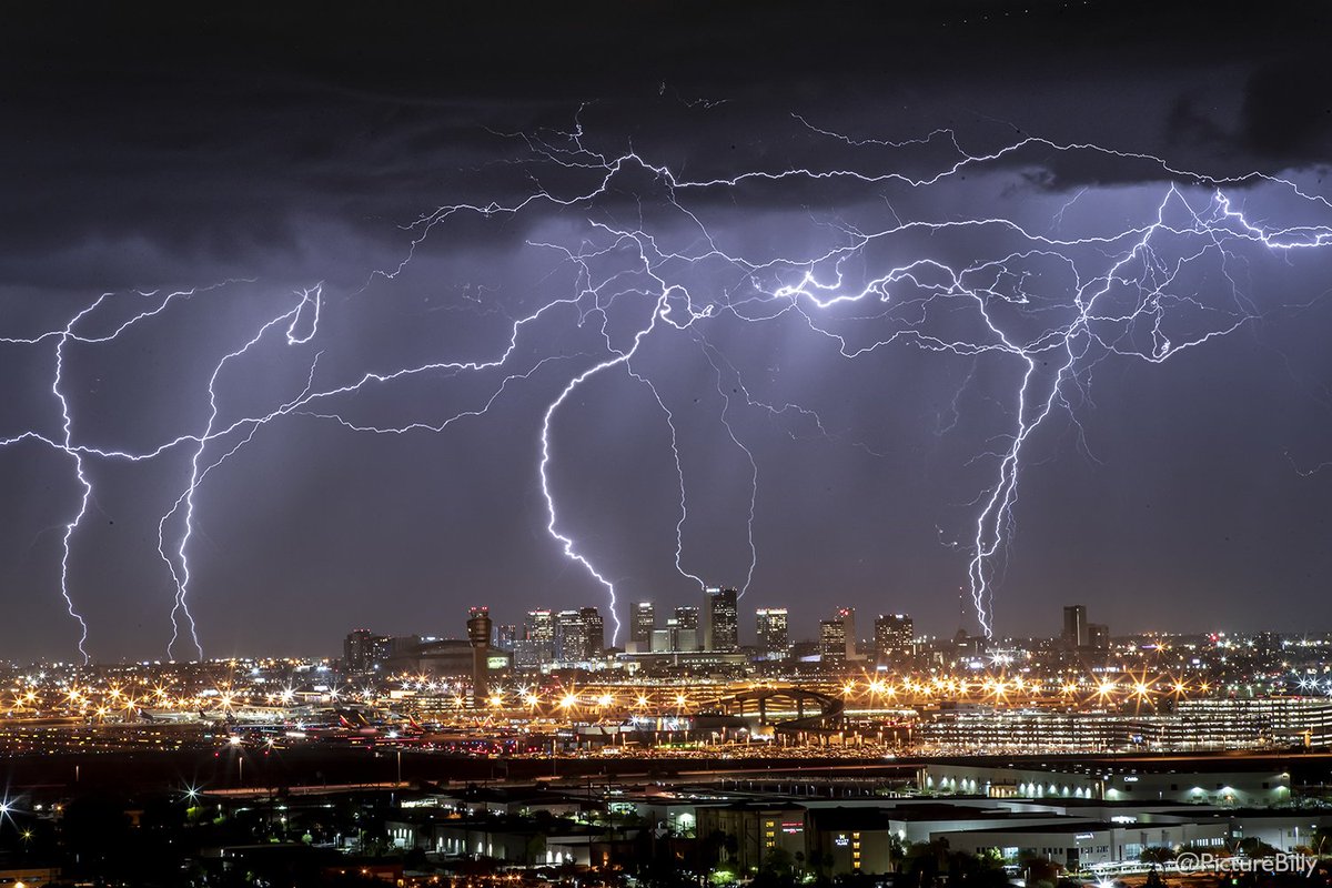 Electric skies tonight! Stack of about 20min. #azwx