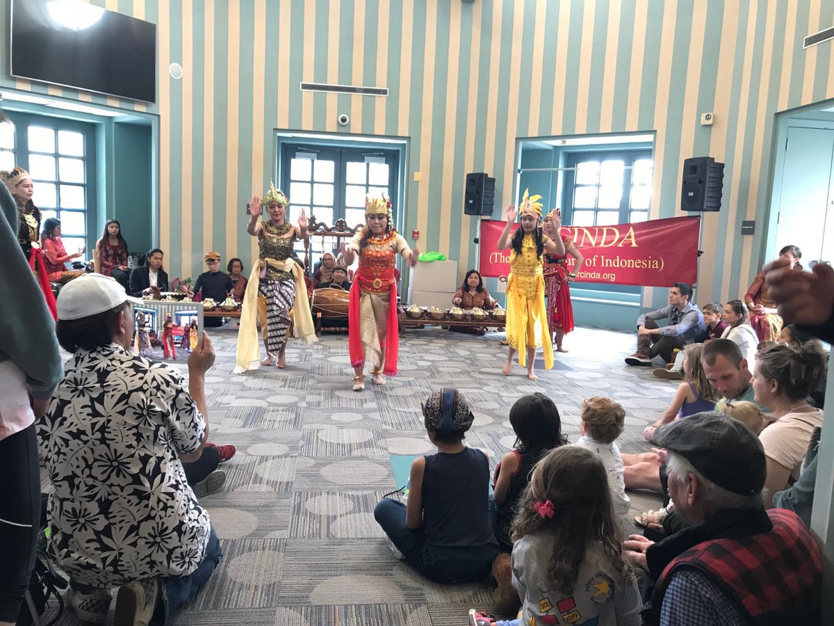 indonesiainla's tweet photo. The #hanuman,believed to be the child of #shiva &amp; #parvati who once transformed themselves into monkeys, casted by Mr. Baghawan Ciptoning of #kjrilosangeles awed people @denverartmuseum w/ his engaging &amp; funny performances (4/28-4/29)

#denver
#whenindenver 
#indonesianway https://t.co/fy6h04T3uV