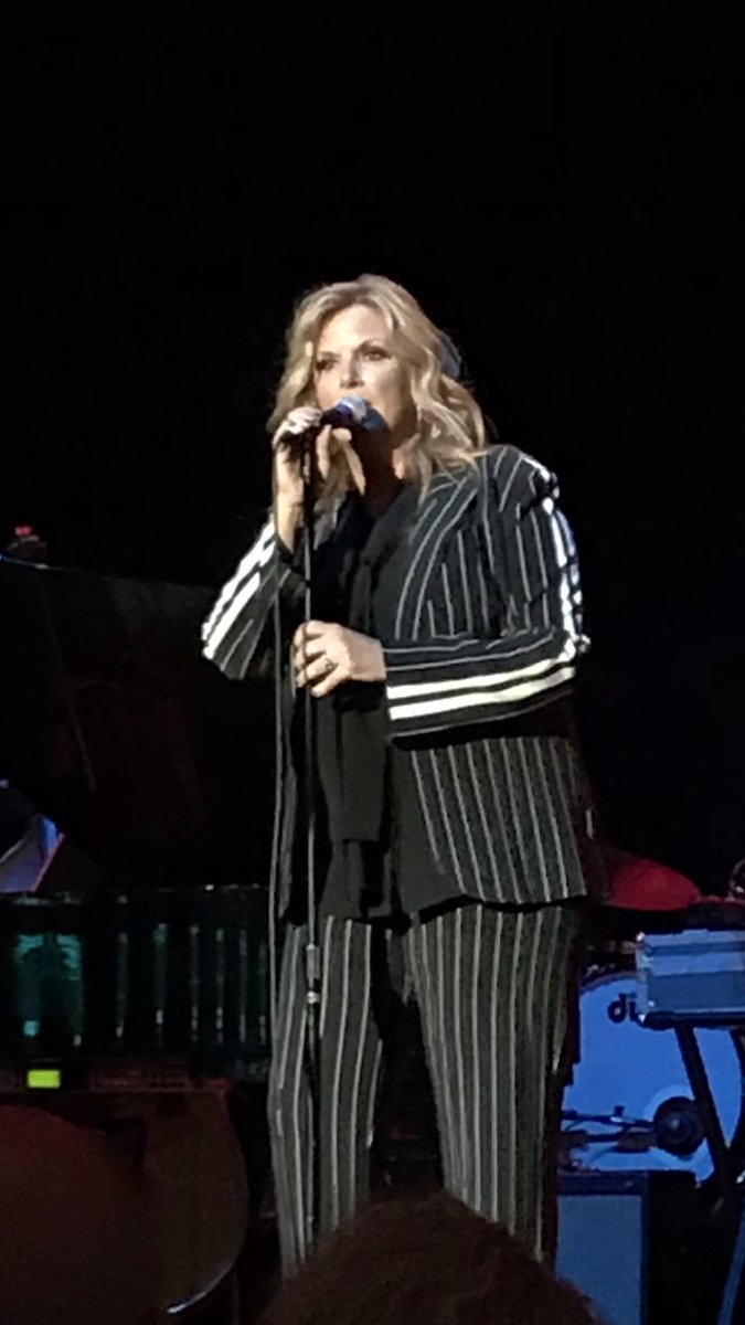 AndyPElliott1's tweet photo. Not a bad way to spend a Monday night! Listening to the absolute best do her thing. @trishayearwood #GrammyBlockParty #LetsBeFrank https://t.co/3yiBxKf848