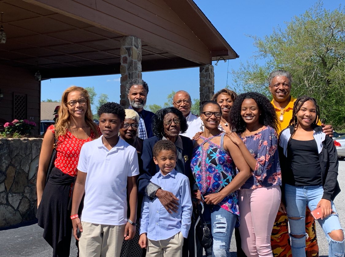CoachDLip's tweet photo. Magnificent Monday: Reflecting on our family time and Sunday’s dinner at the Dillard House Restaurant #Thankful #Grateful #Blessed #OurSection #FOE https://t.co/XKhimxzIrK