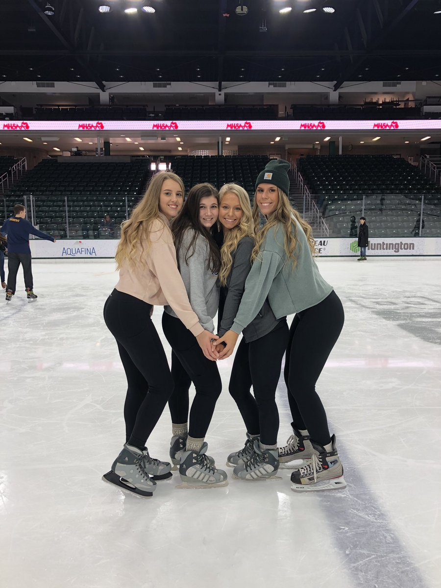 jessie_link2's tweet photo. happy birthday linds💓 so lucky to have you and thanks for always making me laugh! love you♥️@lindseykwalkerr https://t.co/ZTw5LEmLP4