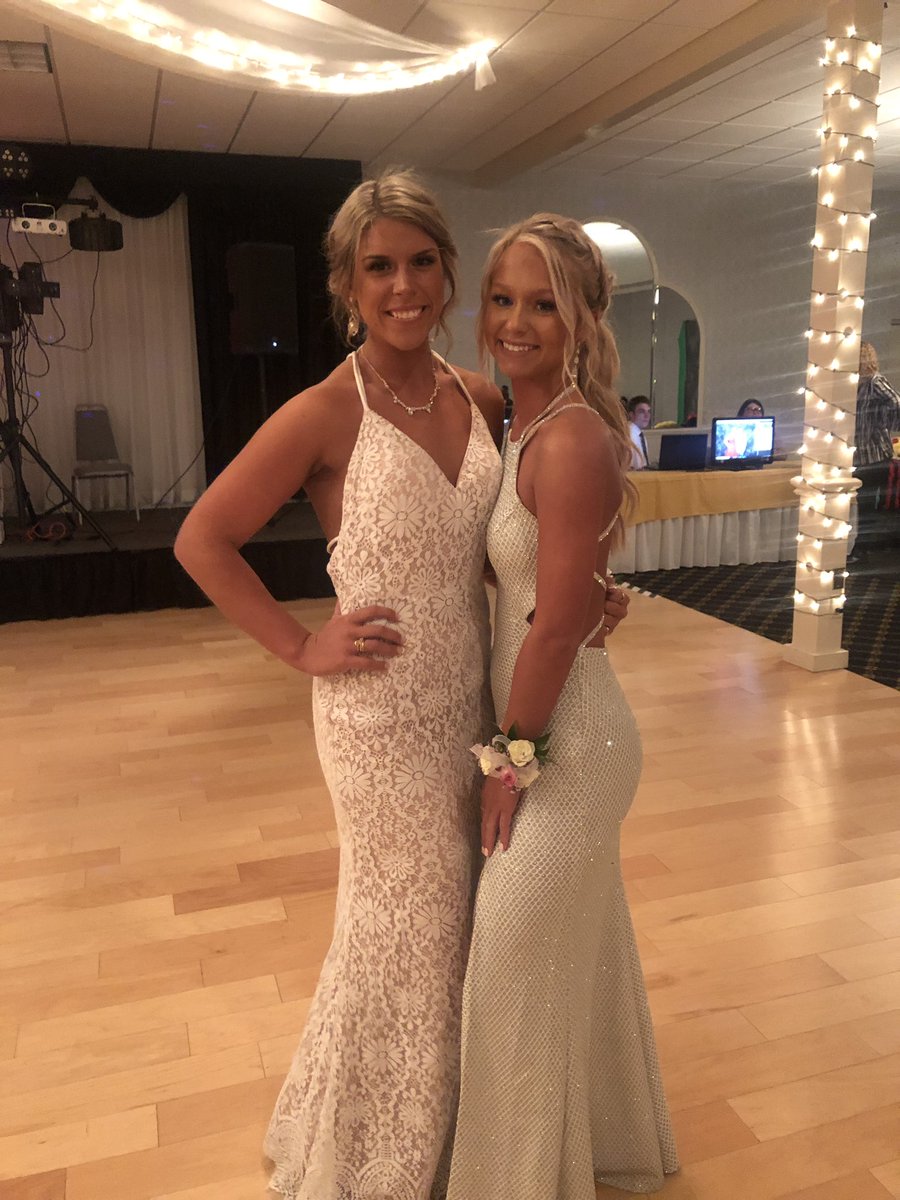 jessie_link2's tweet photo. happy birthday linds💓 so lucky to have you and thanks for always making me laugh! love you♥️@lindseykwalkerr https://t.co/ZTw5LEmLP4