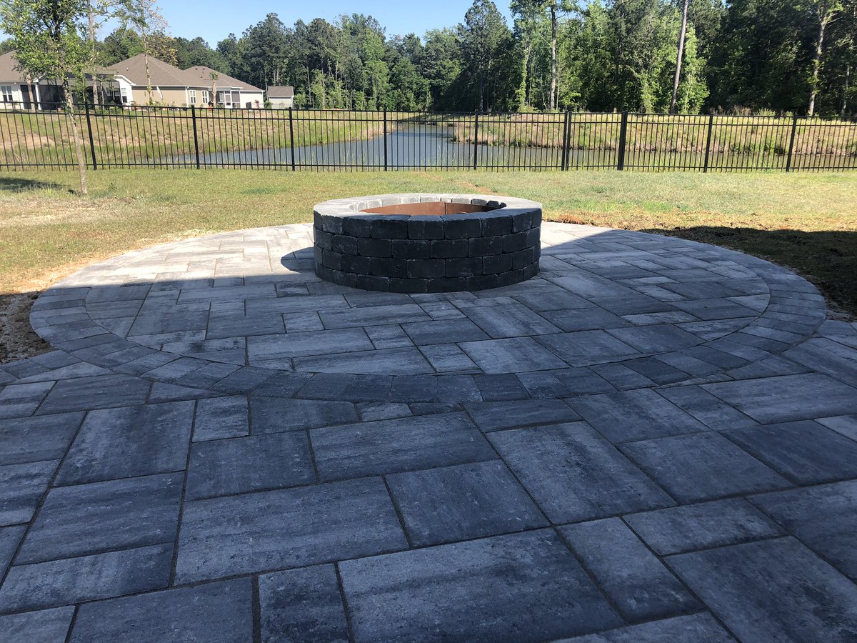 DecoConcDesign's tweet image. We love pavers! #decorativeconcrete #pavershiltonhead #hardscapehiltonhead #spraydeck #knockdown #concretebluffton #concretehiltonhead