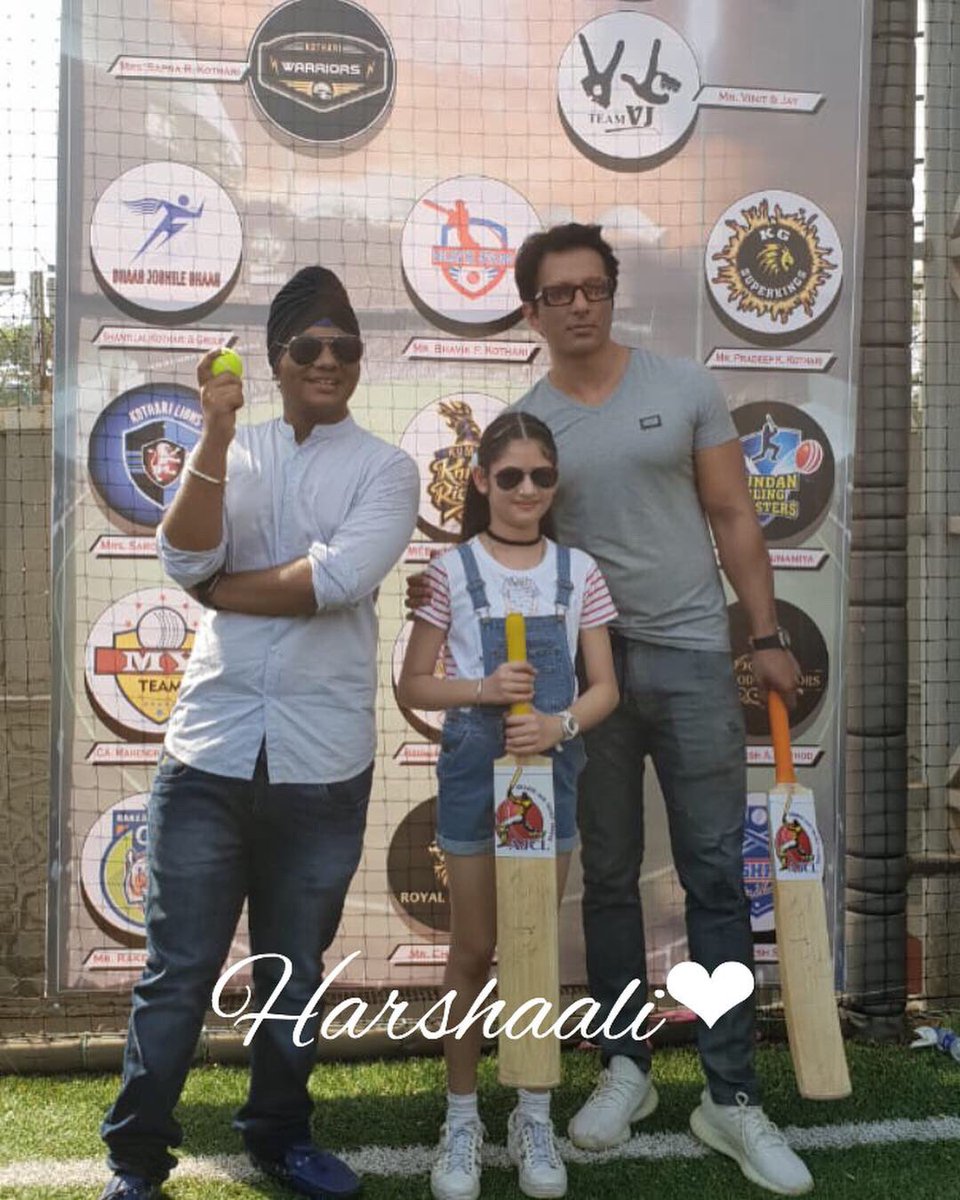 Harshaali032008's tweet photo. Beauty gets the attention, Personality gets the heart. It was nice meeting you .... @SonuSood uncle @samayshah5 @rakesh_koti  #ajcl #Andherijaincricketleague https://t.co/AGnOuwF5QM