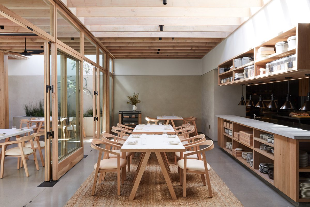 IngeniaContra's tweet photo. #restaurante Auburn recientemente abierto en Los Ángeles y cuyo #mobiliario #contract se caracteriza por su estilo rústico, hogareño, de diseño y muy acorde a las altas temperaturas que se alcanzan en la ciudad de Los Ángeles. #sillas #resposabrazos #taburetes #ingeniacontract https://t.co/iWllbF9iTS