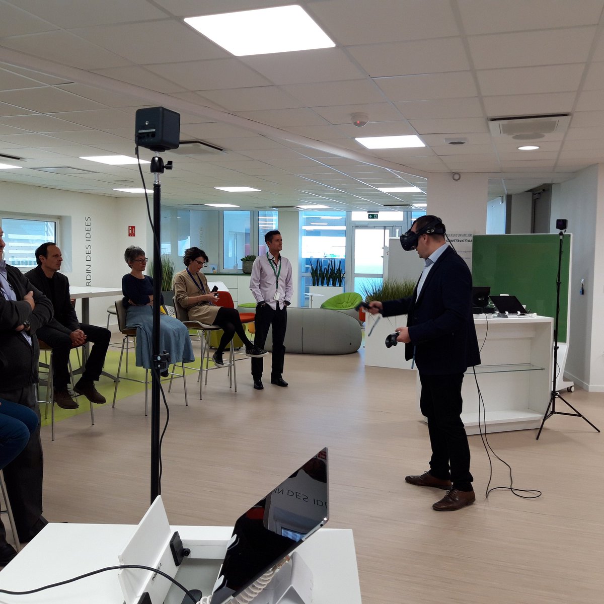 medinlab's tweet photo. Démonstration d'#escapewatt une solution de réalité virtuelle dédiée aux éco-gestes par le #cipen Cluster d'Innovation Pédagogique et Numérique ! #innovation #solidarité #réalitévirtuelle https://t.co/BCGkc8MplC