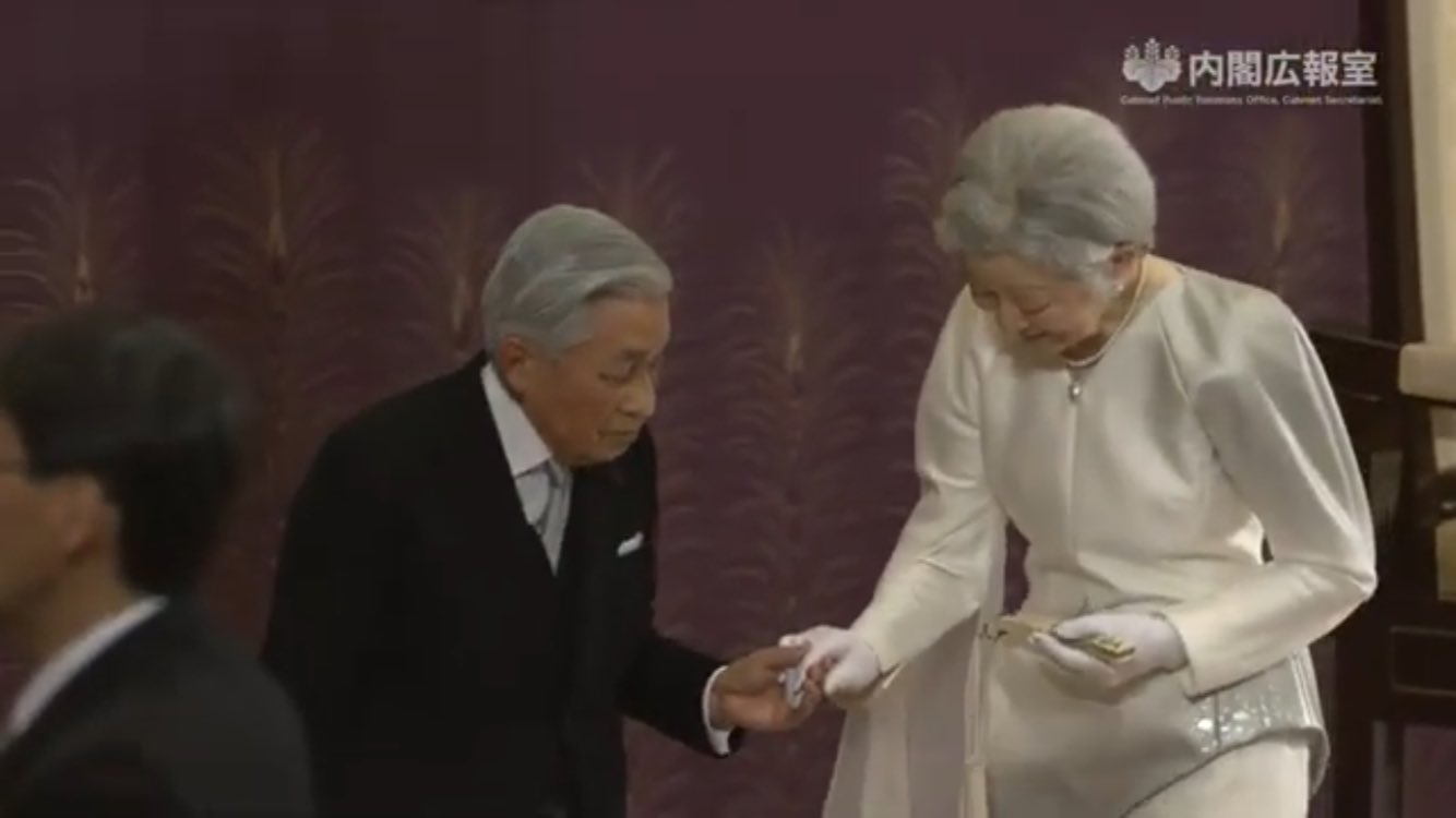 ひより 退位礼正殿の儀が終わり 玉座の階段から降りられる際に 天皇陛下がごく自然な仕草で皇后陛下にお手を差し出され エスコートされたお姿 本当に美しく 綺麗で 尊いお姿でした 普段からエスコートされているからこそ 厳かな即位の場でも自然に