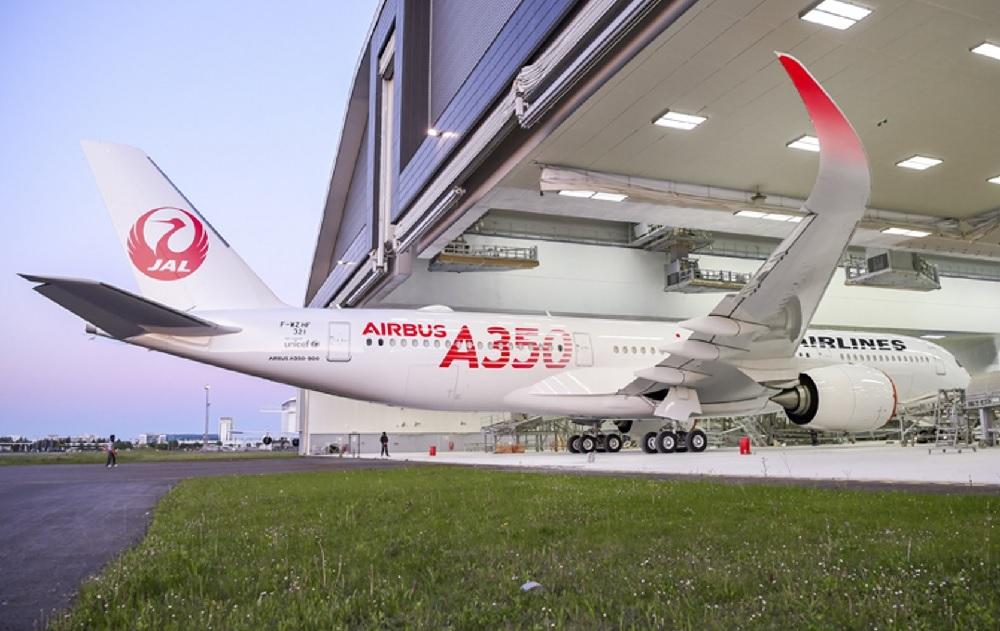 FlightGlobal's tweet photo. PICTURES: First painted @JAL_Official_jp @Airbus #A350 rolls out https://t.co/yKH17sBtRG https://t.co/l34hpYReWa