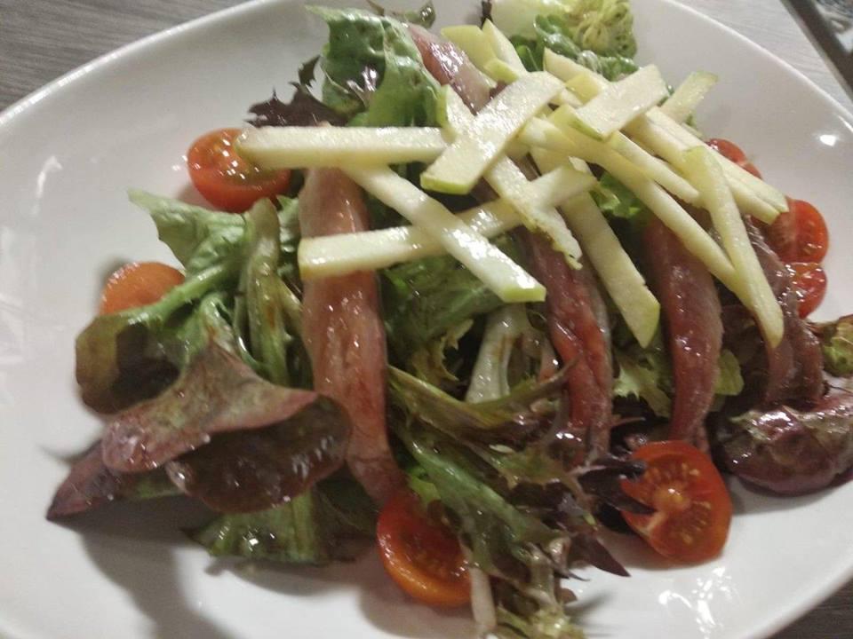 Nuestro menú para el #martes!! Una ensalada de #sardinaahumada y #manzana puede ser tu primer plato!! Come con nosotros ... te esperamos #alasombradelajirafa🦒😉#LoNuestro #Oviedo
