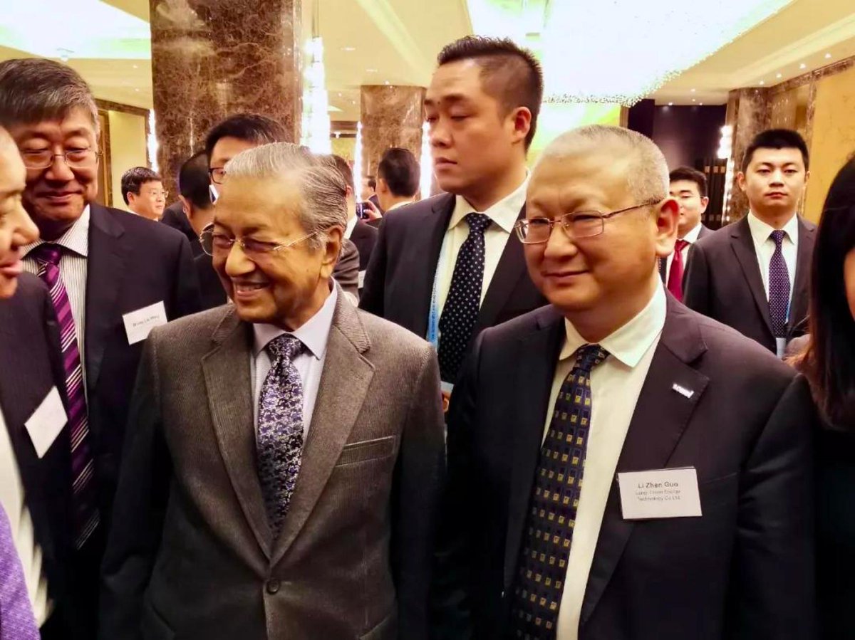 LONGiGroup's tweet photo. "Belt &amp; Road" LONGi * Malaysia, a promising future to come!
Mr. Zhenguo Li had an in-depth discussion with Dr. Mahathir, and met with MIDA CEO https://t.co/2i3pBBOBkZ