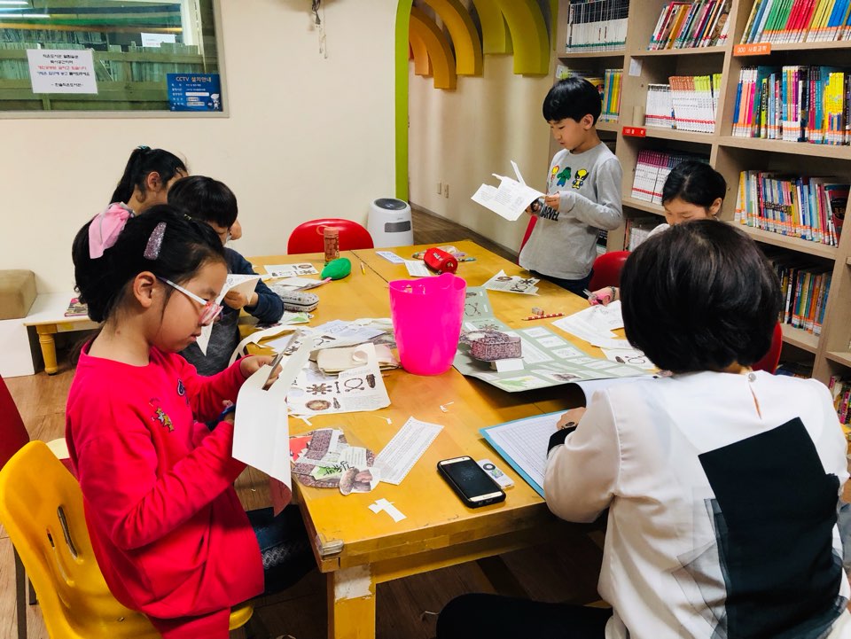 hansolwf's tweet image. #한솔종합사회복지관 #한솔작은도서관 #역사북아트 청동기로 변화되는 사회 모습에 대해 배웠습니다~ 고조선의 건국, 단군왕검, 건국설화, 고인돌에 대한 이야기도 선생님께서 해주셨답니다~😄