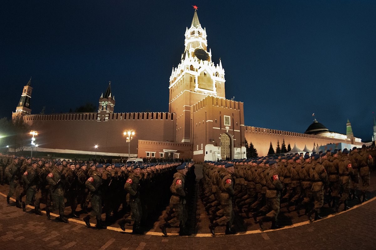mod_russia's tweet photo. A #photoreport from the night training of the military parade honouring the 74th anniversary of the Great Patriotic War Victory https://t.co/kbIHp5hcYS #RusMoD #Parades #VictoryDay #VictoryParade #TheRedSquare https://t.co/yNzP5Qce9t