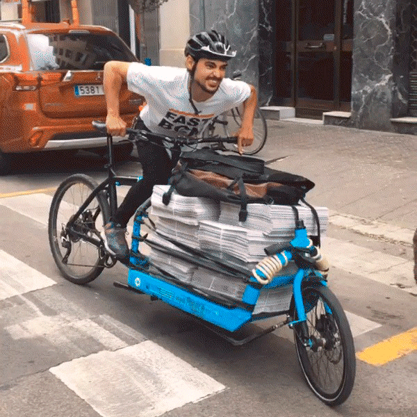 bcnmes's tweet photo. #FastBCN on the road & la #80 en las calles! 🚴♀️📰✊
Si os cruzáis con Germán y su mega bici-remolque, seguidle. Va cargado de prensa independiente y os llevará a alguno de nuestrso puntos suscriptores 🔝 dónde encontraréis la nueva edición de #BCNMés
👉 https://t.co/vpFSFHgcdj https://t.co/SPXuU9l8Ns