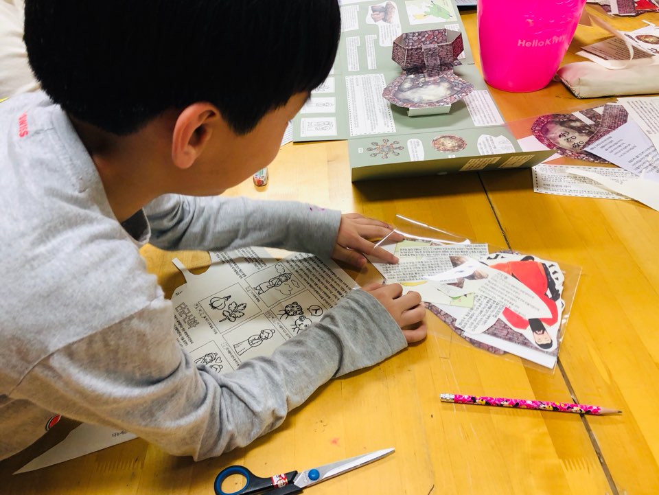 hansolwf's tweet image. #한솔종합사회복지관 #한솔작은도서관 #역사북아트 청동기로 변화되는 사회 모습에 대해 배웠습니다~ 고조선의 건국, 단군왕검, 건국설화, 고인돌에 대한 이야기도 선생님께서 해주셨답니다~😄