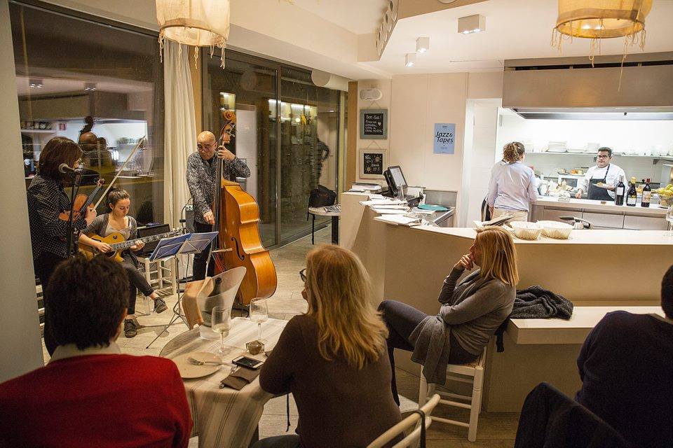 Si ets amant de la bona música🎵i la gastronomia👨‍🍳aquest divendres 3 de maig (21h) tens una nova cita al 'Jazz&amp;Tapes' del <a href="/Hotel1935/">1935HotelApartaments</a> (Roses)🏨😍 Vine i gaudeix de la meravellosa veu de la Rita Payés acompanyada a la guitarra🎸per en Joan Fort👏  

👉bit.ly/2GLNdwv