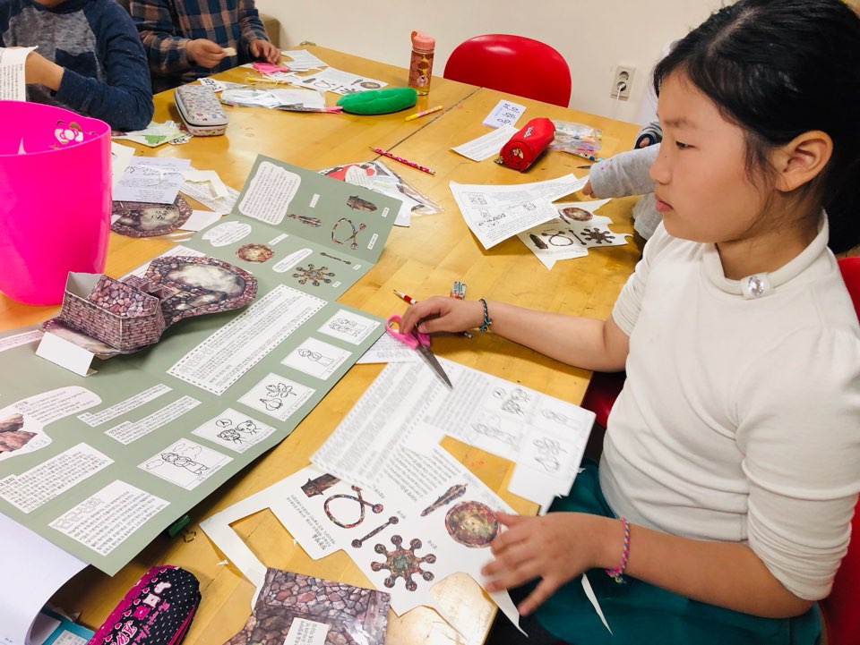 hansolwf's tweet image. #한솔종합사회복지관 #한솔작은도서관 #역사북아트 청동기로 변화되는 사회 모습에 대해 배웠습니다~ 고조선의 건국, 단군왕검, 건국설화, 고인돌에 대한 이야기도 선생님께서 해주셨답니다~😄