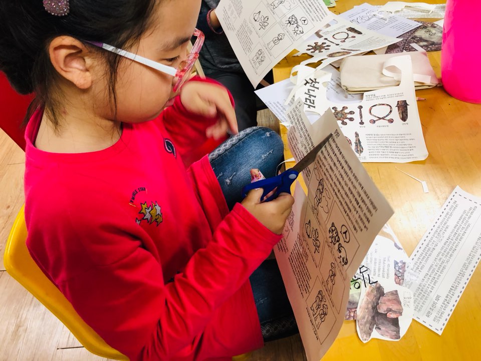 hansolwf's tweet image. #한솔종합사회복지관 #한솔작은도서관 #역사북아트 청동기로 변화되는 사회 모습에 대해 배웠습니다~ 고조선의 건국, 단군왕검, 건국설화, 고인돌에 대한 이야기도 선생님께서 해주셨답니다~😄