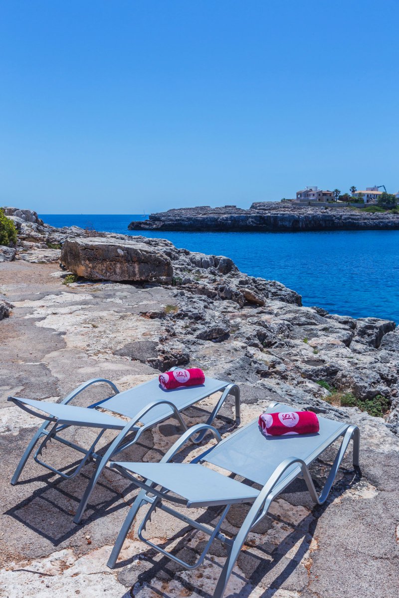 JS_Hotels's tweet photo. Kommen Sie diese Ferien doch her, und geniessen Sie die tolle Lage unseres Hotels #JSCapeColom in Portocolom. Lassen Sie sich von der Kultur, der Ruhe und den malerischen Ecken berühren. Es ist, wie in eine andere Epoche einzutauchen! https://t.co/9kYoI68jSk