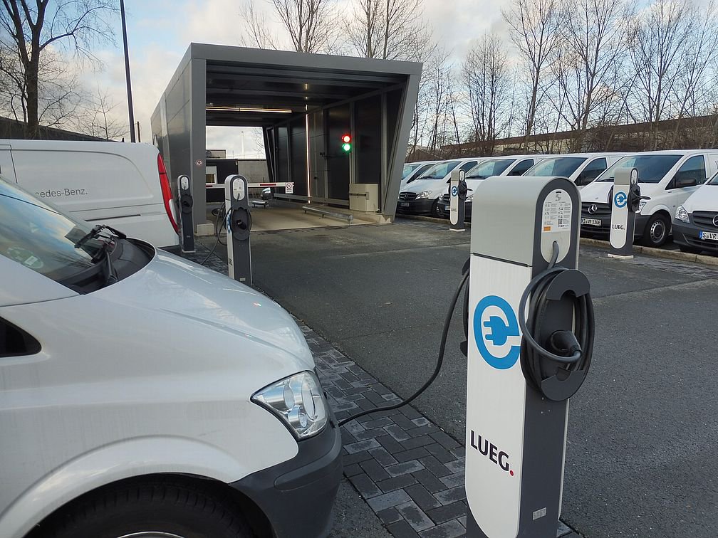 PROFI_WERKSTATT's tweet photo. #Reportage Über 150 Jahre #Fahrzeug-Werke #Lueg. Aktuell bringt der Servicebetrieb viele Digitalprojekte zum Laufen. Unterstützung holt man sich u.a. von @DaimlerTruckBus @PaulPassau @lab1886 UZE Mobility...und es läuft gut. Nachzulesen hier: https://t.co/tFZuUKRKJT https://t.co/34kFkqpUl9
