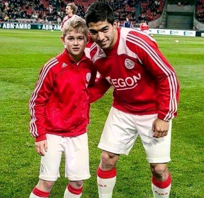 kingviiera's tweet image. Years Ago de Ligt of Ajax Amsterdam took a picture with Suares,that time he was a ball boy, now De Ligt and Suares are both Uefa Champions league semi finalist .

Don't give up, Be brave and pray🔵🙏 @AFCAjax @LuisSuarez9 
@robertmarawa 
@Amanda_Dlamini9 
@mkhonzasphiwe4