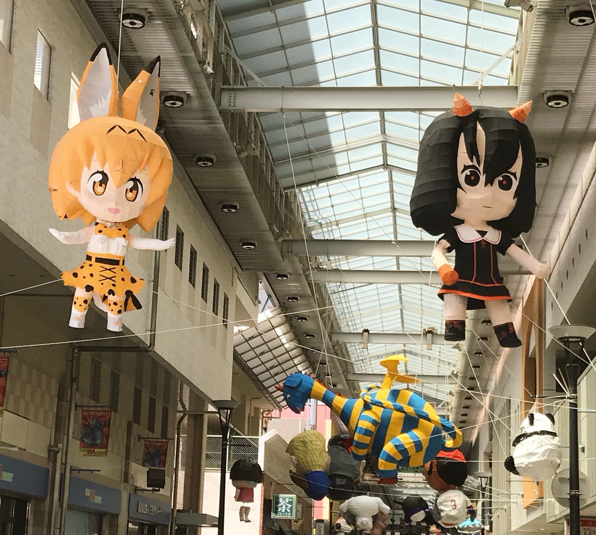 Sakitty_405's tweet photo. フォロワーさん1000名達成!!
嬉しい、ありがとうございます♪
2年前の夏、阿佐ヶ谷のハリボテサーバルちゃんに感動し、追って神戸に初遠征。その頃のフォロワーは数十名。その後徐々にフォロー頂きました♪
 #平成最後に自分の代表作を貼る
#けものフレンズ
#へんたつ
#阿佐谷七夕まつり
#大正筋商店街 https://t.co/pltT9y553m
