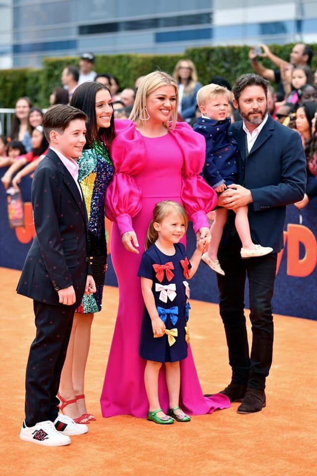 KellyClarksonMx's tweet photo. Así de hermosa se veía #KellyClarkson y toda su familia en la premiere de #UglyDolls 😍😍😍 https://t.co/MmaJ7j69kQ