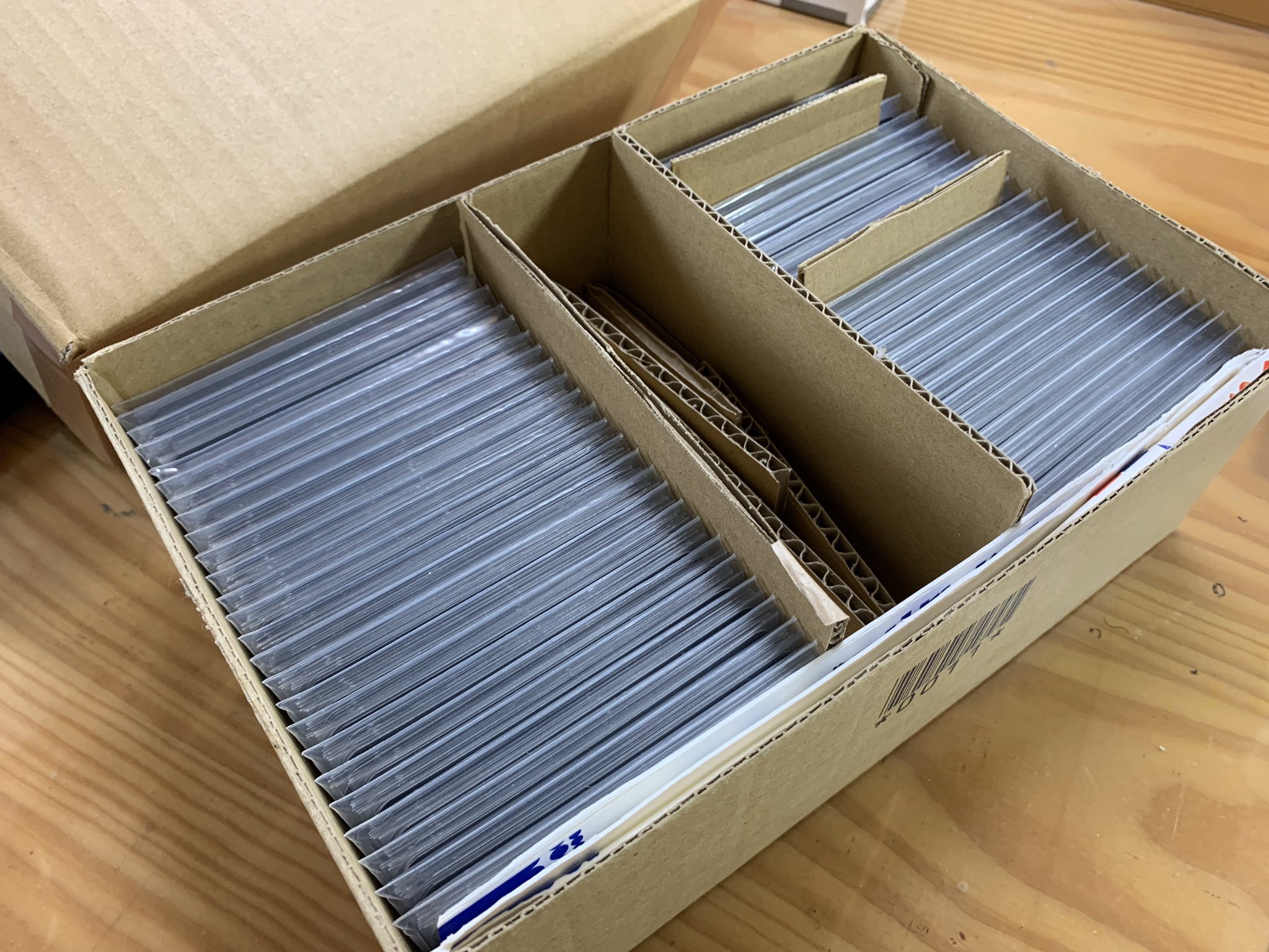 おにいさん 先日ダンボールで自作したドミニオン用収納ケース ランダマイザーカードとブランクカードもスリーブ入りで全部入った カードを種類毎に小分け袋に入れてあって かつ仕切りが緩めだから取り出しやすくて良い フタも作ったから持ち運びが捗る おにいさん 先日ダンボールで自作したドミニオン用収納ケース ランダマイザーカードとブランクカードもスリーブ入りで全部入った カードを種類毎に小分け袋に入れてあって かつ仕切りが緩めだから取り出しやすくて良い フタも作ったから持ち運びが捗る