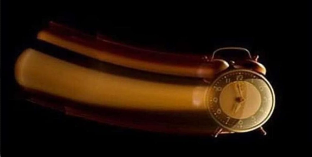 Eğer Dünya'yı 15 yaşında terk eder ve ışık hızıyla giden bir uzay gemisine binerseniz; 5 yıl sonra Dünya'ya döndüğünüzde siz 20 yaşındayken akranlarınız 65 yaşında olur. Bu olaya " Zaman Genişlemesi" denir.