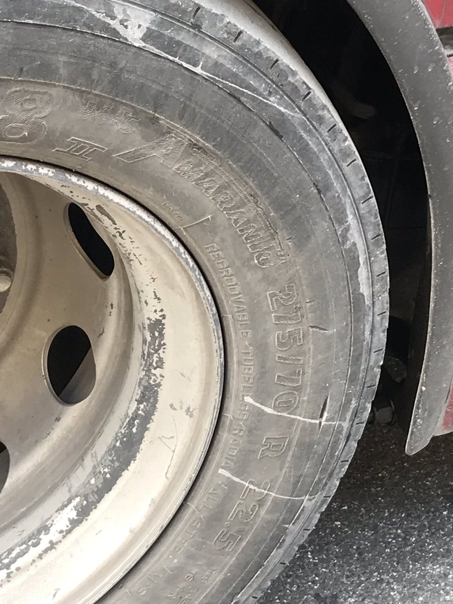 Mister6339's tweet photo. Continua la scoperta di nuove gomme sui mezzi Atac. @LindaMeleo e @EnricoStefano aspettiamo anche qui il ferito per intervenire e scoprire “fascette del ferramenta”?! #atac #gommenuove #linea30 https://t.co/jKIGfbFJ8I