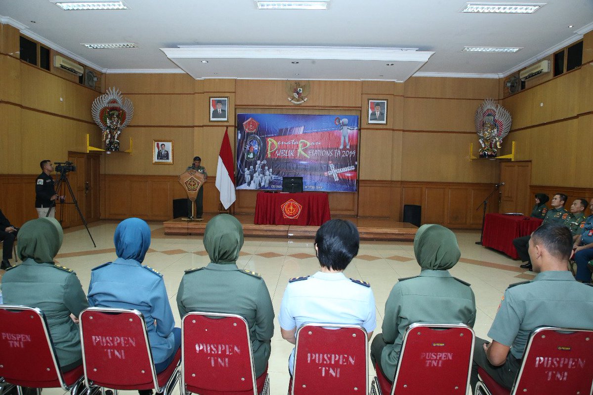 Puspen_TNI's tweet image. Kapuspen TNI : Tugas Public Relations Tanggung Jawab Personel Penerangan
Seorang Prajurit maupun PNS TNI, dituntut dan sdh menjadi kehrsan memiliki kemampuan utk menjadi public relations di satuannya guna mengkomunikasikan hal-hal yg positif scr baik dg masyarakat 😎💂 #PrCourse