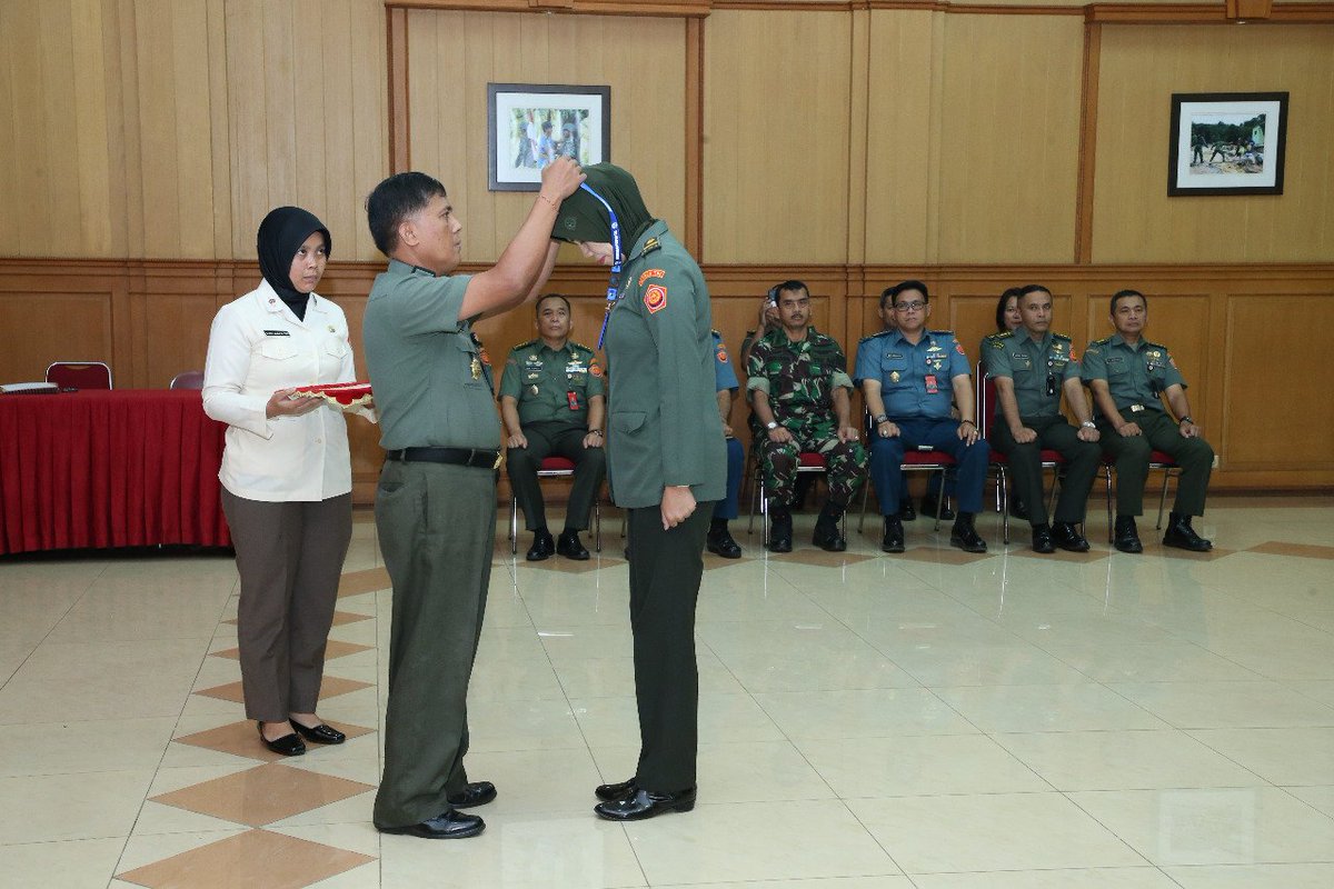 Puspen_TNI's tweet image. Kapuspen TNI : Tugas Public Relations Tanggung Jawab Personel Penerangan
Seorang Prajurit maupun PNS TNI, dituntut dan sdh menjadi kehrsan memiliki kemampuan utk menjadi public relations di satuannya guna mengkomunikasikan hal-hal yg positif scr baik dg masyarakat 😎💂 #PrCourse