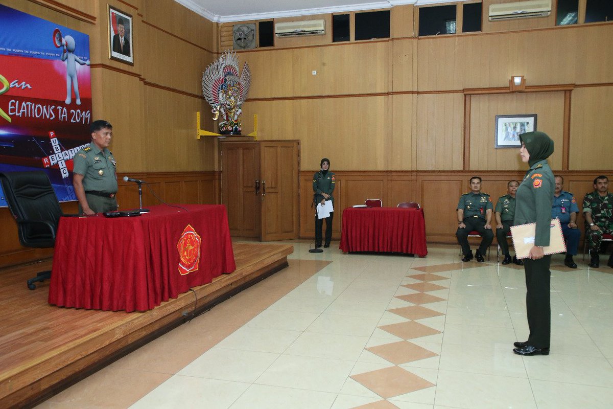 Puspen_TNI's tweet image. Kapuspen TNI : Tugas Public Relations Tanggung Jawab Personel Penerangan
Seorang Prajurit maupun PNS TNI, dituntut dan sdh menjadi kehrsan memiliki kemampuan utk menjadi public relations di satuannya guna mengkomunikasikan hal-hal yg positif scr baik dg masyarakat 😎💂 #PrCourse