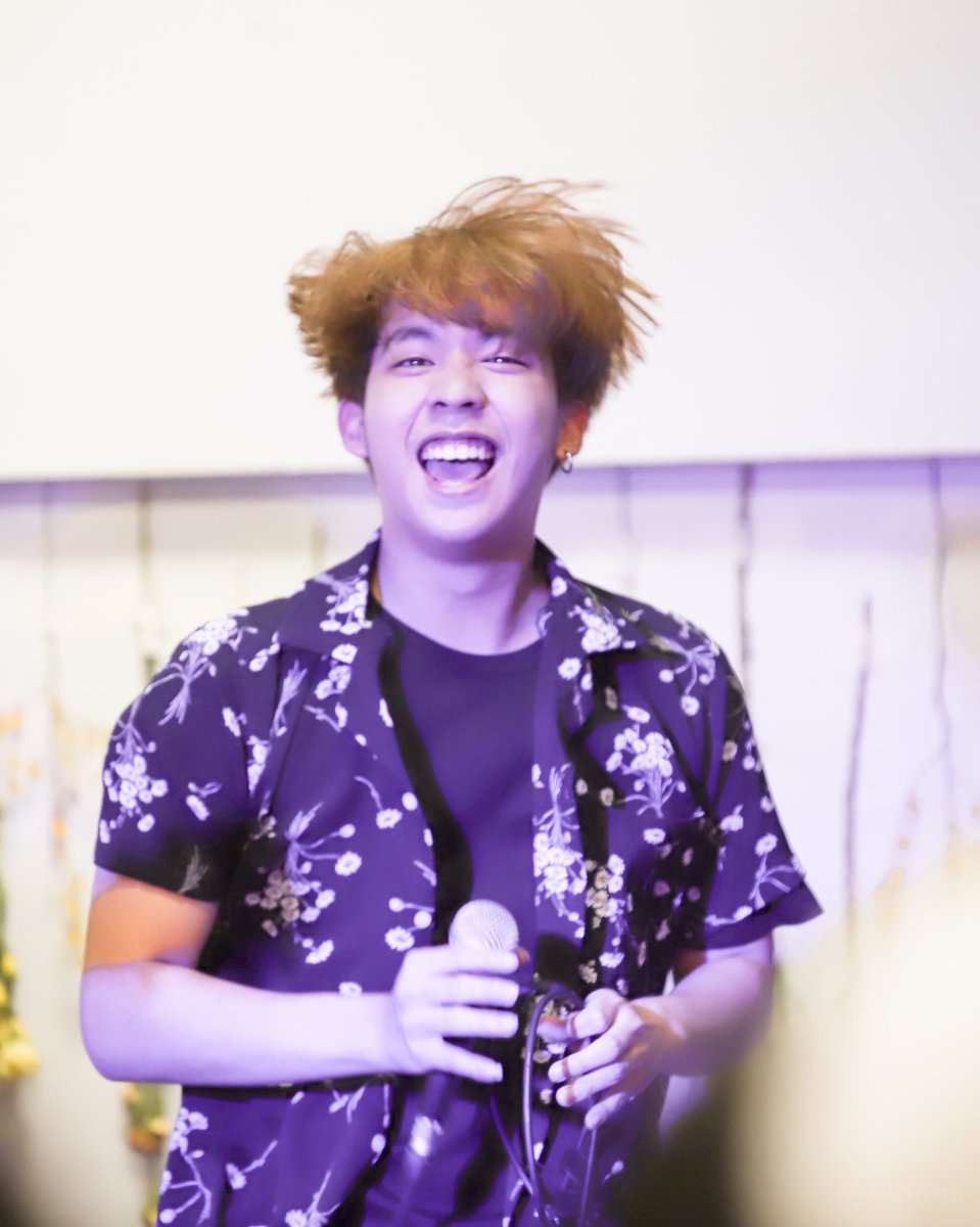 Kataii_Sweety's tweet photo. มีความสุขใช่ไหมล่ะ แม่ก็มีความสุขที่ได้ดูมาร์คร้องเพลงนะ 

#markkksvp 
#Markksvp
#MarkFoolstep
#Foolstep https://t.co/InBb8Gubju