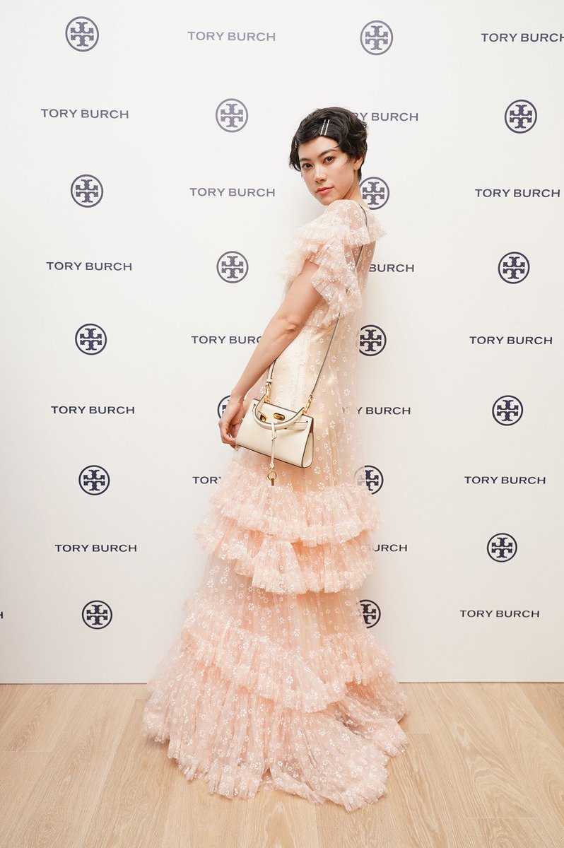 Onm A Twitter この髪型似合わないよねww顔の形が悪いのがもろに出てる 森星 フリルたっぷりドレスでロマンチックな装い ピン留めヘアでキュートに T Co Xvdtnujgpi 毎日キレイ 25ans ヴァンサンカン ハースト婦人画報社 森星 森泉 女優 モデル