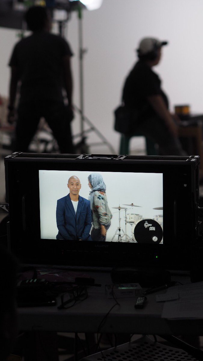 VMC_Ent's tweet photo. Di balik layar proses pembuatan iklan promo Enfagrow A+ Expertrience Class of 2019 bersama @MarcellSiahaan. Foto dokumentasi @acielmartiens. #VMCad https://t.co/p0wZjyLXvC