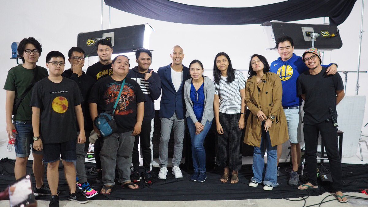 VMC_Ent's tweet photo. Di balik layar proses pembuatan iklan promo Enfagrow A+ Expertrience Class of 2019 bersama @MarcellSiahaan. Foto dokumentasi @acielmartiens. #VMCad https://t.co/pcKtdMsI3y