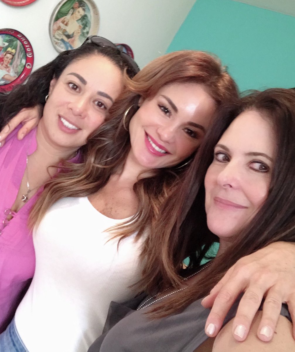 Team <a href="/alveritadeleon/">Alvera</a>  preparando detalles para el concierto de este jueves 2 de Mayo <a href="/LaCuevaBolero/">La Cueva CDMX</a>